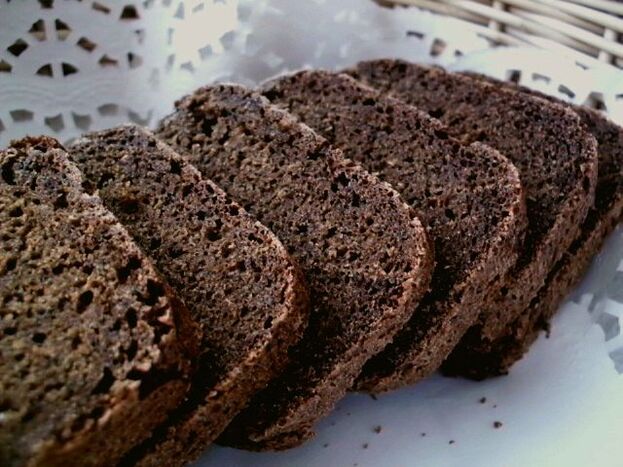 Schwarzbrot ist eine Quelle für Vitamin B, das zur Verbesserung der Potenz notwendig ist